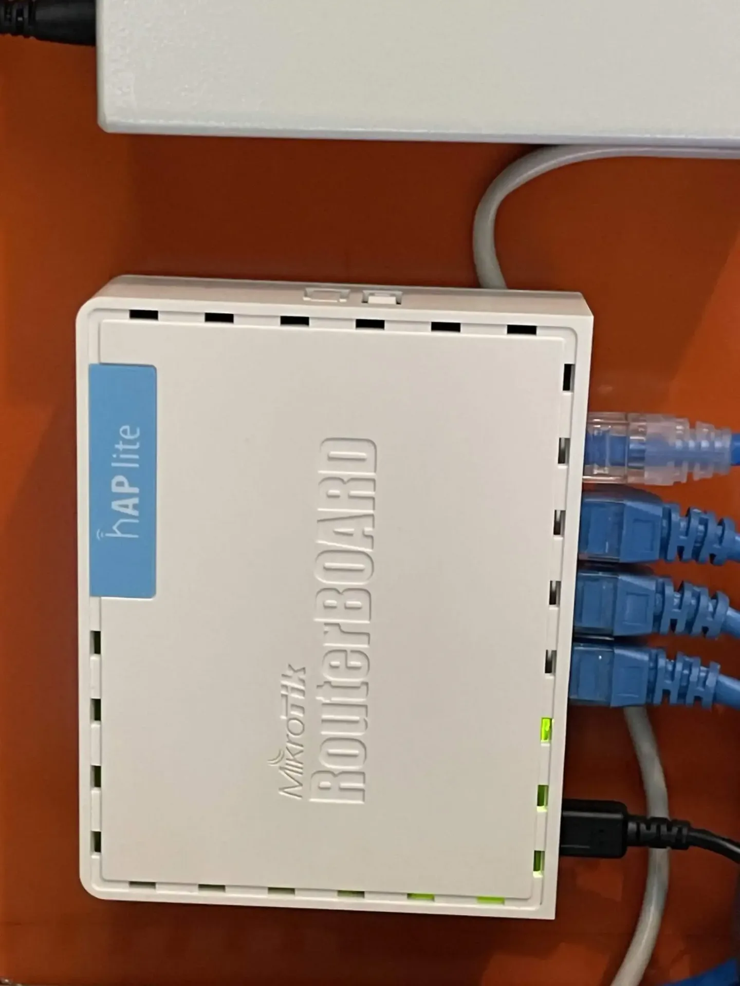 Roteador Mikrotik hAP lite usado para VPN e roteamento