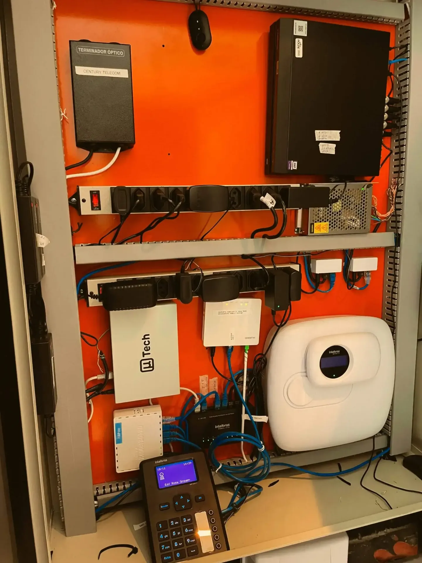 Rack completo de portaria remota instalado em condomínio