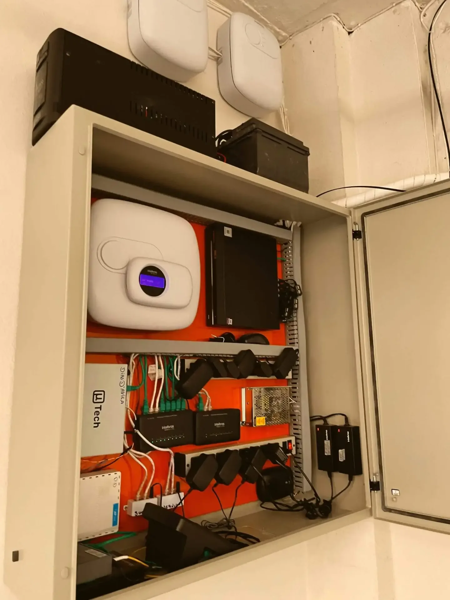Instalação real com central, switch e nobreak organizados