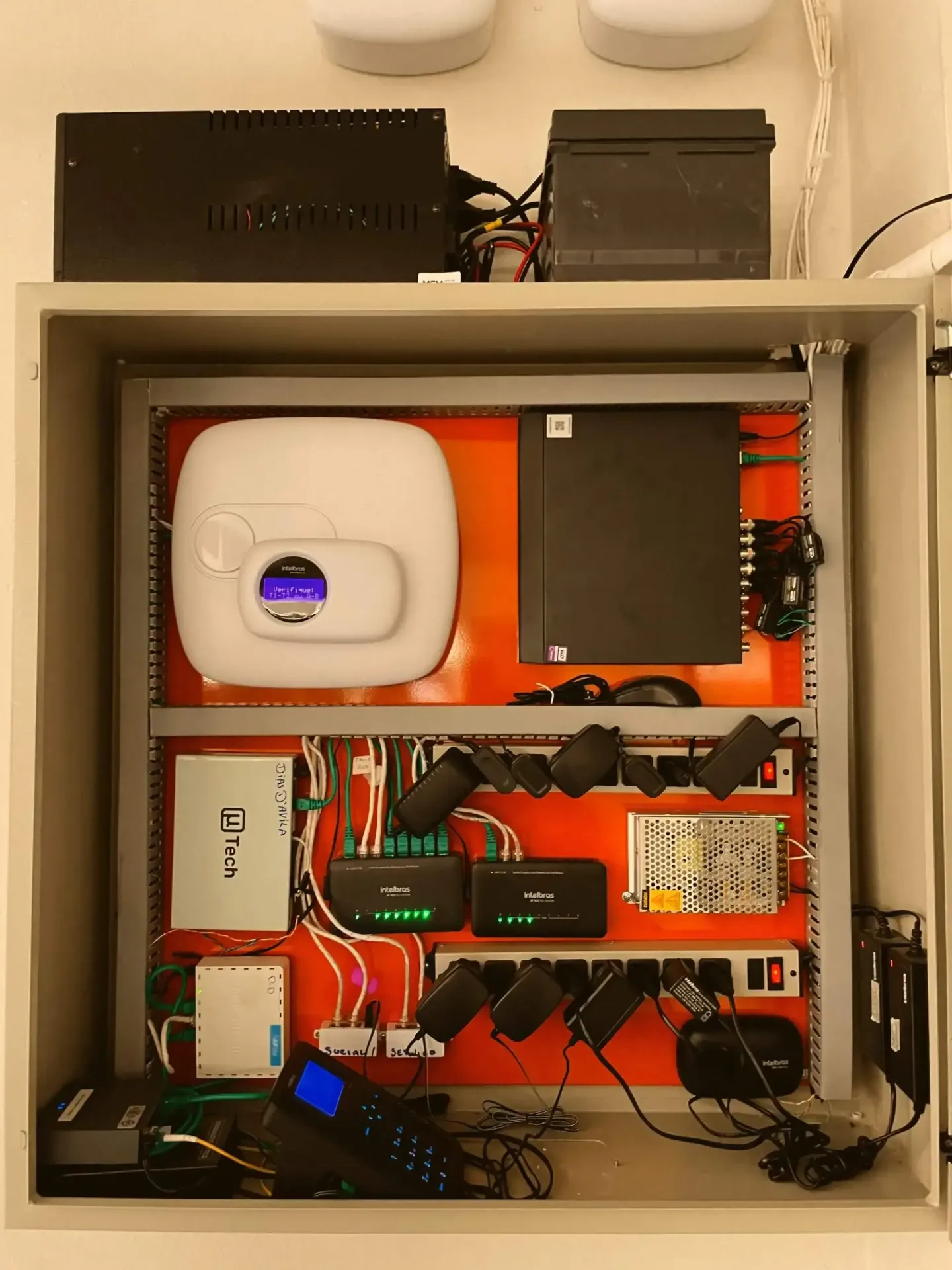 Montagem organizada de equipamentos no painel laranja